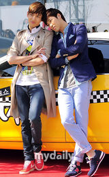 组图：东方神起助阵聊天秀节目 现场大秀“亲密”