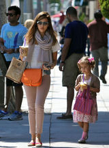 高清组图：辣妈杰西卡-阿尔芭带大女儿奥诺逛街