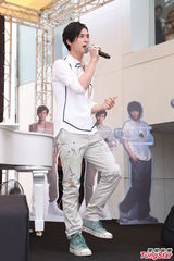 组图：严爵健身登高冒冷汗自嘲怕死