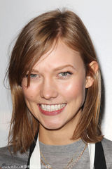 组图：超模卡莉戴围裙变甜品师 笑容甜美可爱