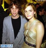 组图：“赫敏”艾玛7年交8男友 爱富商也爱学长