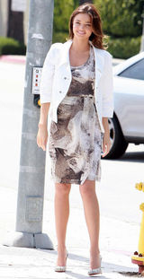 幻灯图集：超模米兰达可儿拍写真 白衣楚楚动人