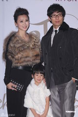 组图：蒋伟文大摆婚宴娶娇妻 翁虹一家三口返台道贺