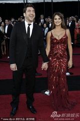 组图：克鲁兹妖冶红裙亮相 大秀傲人性感酥胸