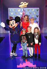 组图：巴黎迪斯尼20周年庆 沃佳诺娃与米奇热舞
