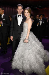 组图：奥斯卡晚宴众星把酒言欢 塞隆安慰亚当斯