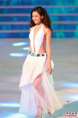 组图：港姐大尺度深V秀乳沟 背部全裸纤腰曼妙