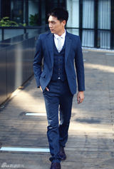 组图：霍政谚街拍风度翩翩帅气逼人