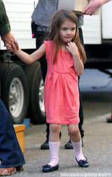 幻灯图集：凯蒂片场拍戏 苏瑞探班粉色系装扮