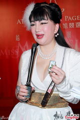 组图：宫雪花爆乳露底教书法 艳压低胸准亚姐