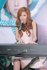 组图：许靖韵首推同名专辑 阿Sa(蔡卓妍)力挺面授机宜