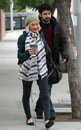 幻灯图集：克里斯蒂娜-阿奎莱拉挽手丈夫亲密逛洛城