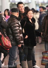 幻灯图：郭德纲携妻走穴忙 车牌号寓意“牛”德纲