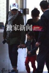 组图：文章驾车接女儿放学 边走边聊父女情深