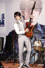 组图：张杰睽违两年再出辑 怪兽赠吉他祝贺