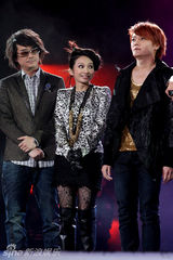 组图：周笔畅韩庚献唱深圳跨年 全场祝福Selina