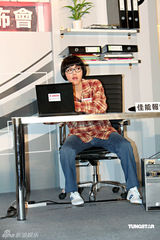 高清组图：官恩娜短发形象扮“林亚珍” 变身傻大姐