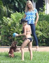 组图：名模乔安娜真空露背逗狗 圆润双乳大走光