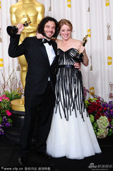 组图：奥斯卡后台-《控诉》男女制作人激动相拥