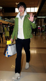 组图：李升基亮相机场赴日本参加粉丝见面会