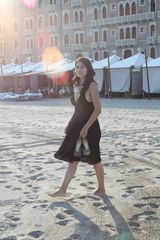 高清组图：《成都，我爱你》主创海滩漫步轻松惬意