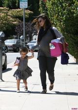 组图：杰西卡-阿尔芭将生二胎 大肚携女儿外出