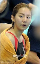 组图：韩星UEE金贤重录节目素颜高台跳水