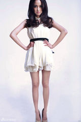 组图：陈一诺清新写真曝光 明朗微笑