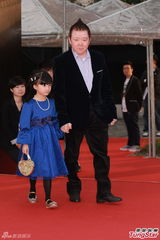 组图：文隽携小女孩走红毯 萝莉呆萌翘莲花指