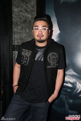 组图：恭硕良酒吧开唱 林德信现身支持