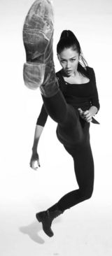 组图：张蓝心黑白帅气动作写真