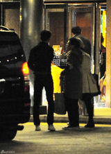 组图：冯绍峰宴请许鞍华 一路搀扶礼数周全