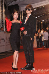 组图：45届金钟奖红毯 罗志祥黑衣墨镜劲帅登场