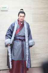 高清图：《水浒》寒冷中热拍 西门庆潘金莲相拥取暖