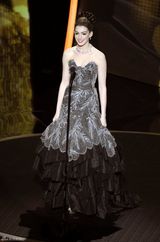 组图：甜姐安妮-海瑟薇主持奥斯卡 百变造型秀才艺