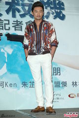 组图：苏有朋回台演警察 自嘲像大叔