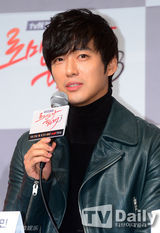 组图：金素妍宣传《需要浪漫》抹胸红裙性感