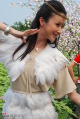 高清组图：孙菲菲女娲造形曝光 身披羽毛展迷人风情