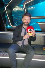 高清图：动漫展专访迈克尔-辛 和小浪亲密接触