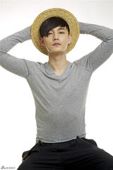 组图：尹正春日嬉皮写真鬼马表情玩复古