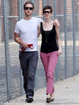 组图：安妮-海瑟薇与未婚夫遛狗晒幸福