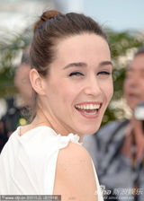 组图：女星埃尔塔着短裙起舞宛如梦露几近走光