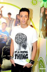 高清图：Angelababy和周柏豪联袂代言运动品牌