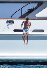 组图：阿诺帅气长子游艇度假 女友咸湿摸腹肌