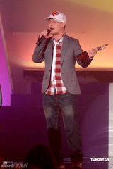 幻灯图：容祖儿露肩礼服帅气 阿Sa(蔡卓妍)颁奖礼上露笑容