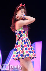 组图：韩团 Ladies' Code 亮相热情乐书演唱会秀美腿