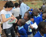 幻灯：周迅苏有朋关爱儿童成长 非洲捐助北京小学 