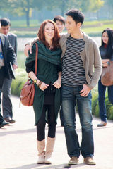 高清图：《奋斗》浪漫升级 李晨董璇牵手片场亲密