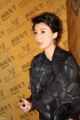 组图：众星云集新锐艺术人物评选 温碧霞乳贴隐现