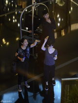 组图：徐若瑄休闲抵京与帅哥热聊